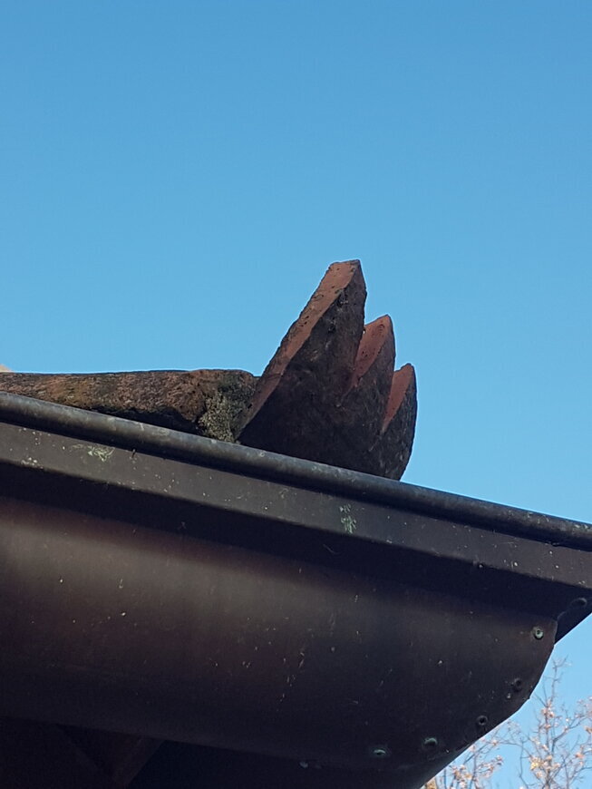 Portico rifatto dopo incendio la "manina" in decorazione